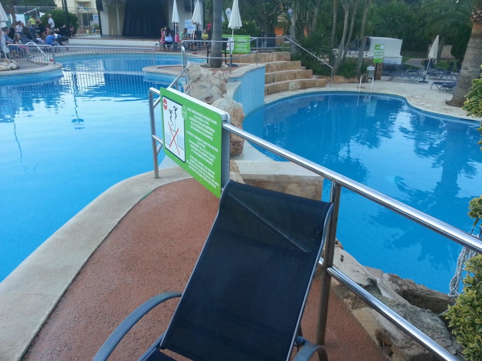 Schöner Poolbereich mit Bühne im HIntergrund Club Simó Hotel by Senator