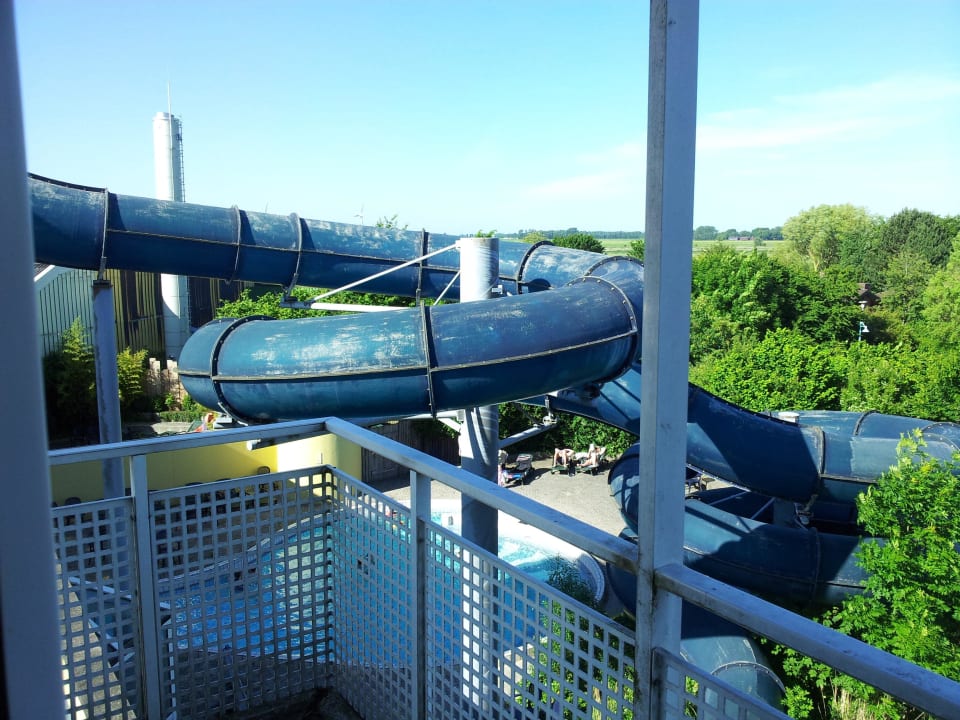 Vom Balkon zweiter Stock auf die Außenrutsche Center Parcs Park Nordseeküste