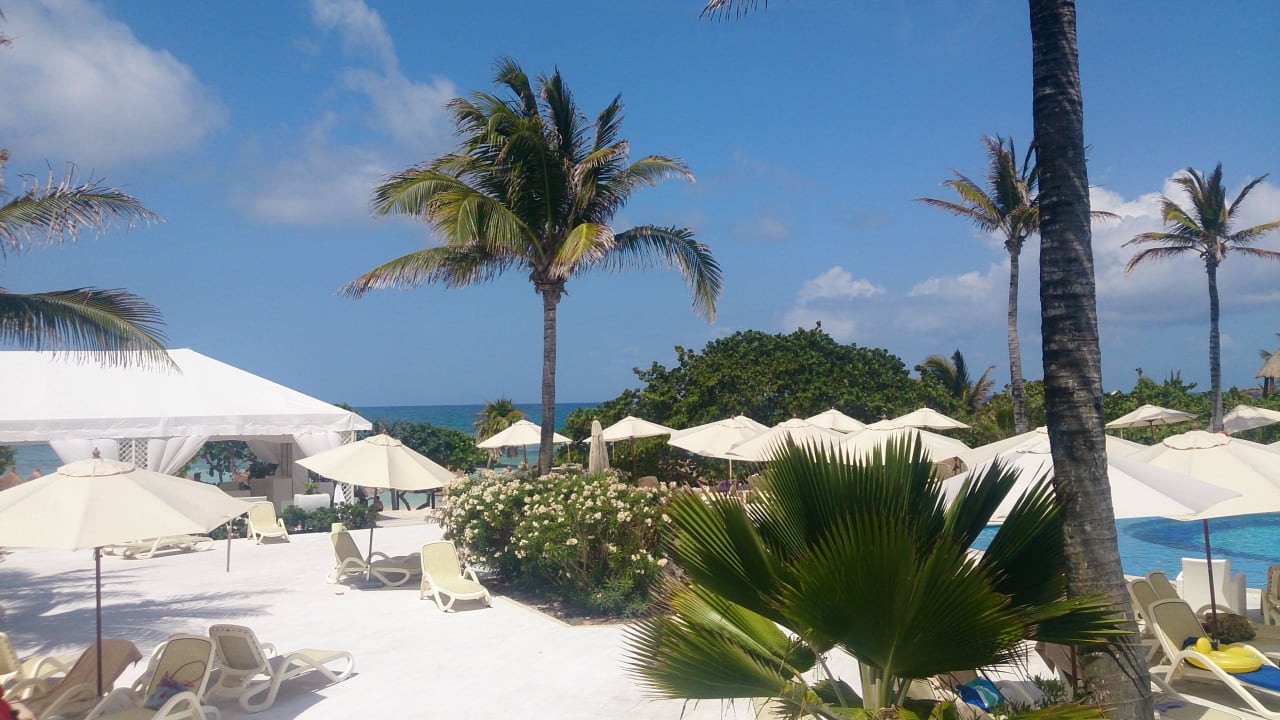 Vom Pool in Richtung Karibisches Meer Bahia Principe Luxury Akumal