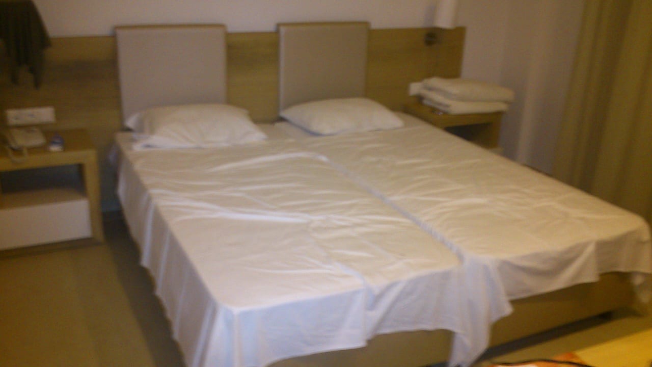 Großes Bett in Elternzimmer 413 Maritimo Beach Hotel