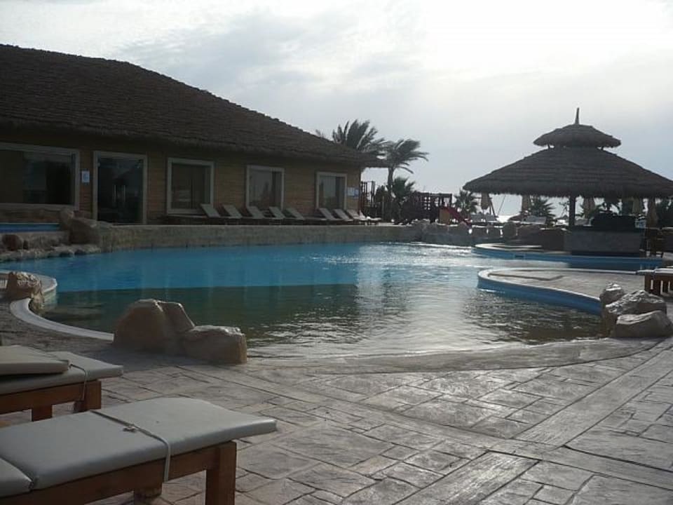 Basen przed SPA Amwaj Beach Club Abu Soma Resort
