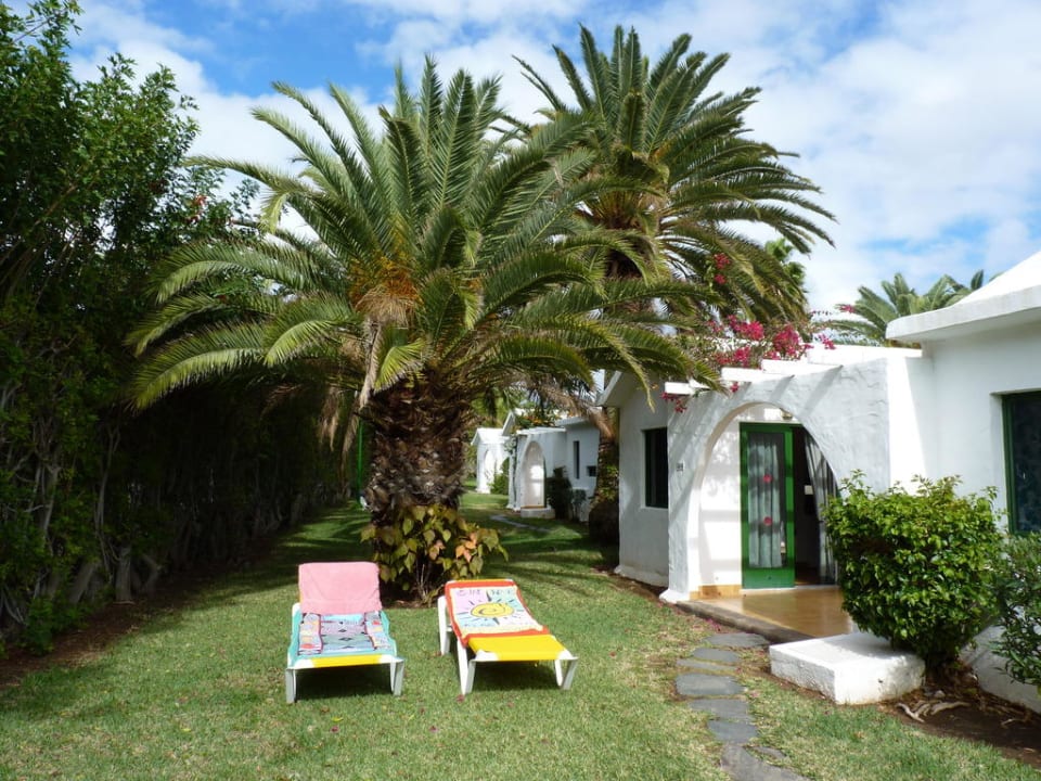 Liegen vor dem Bungi Canary Garden Club