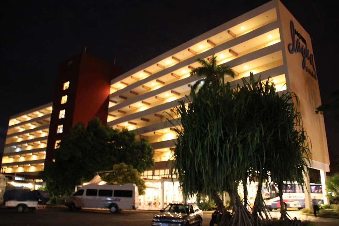 Blick auf das Hotel am Abend Hotel Jagua Affiliated by Meliá