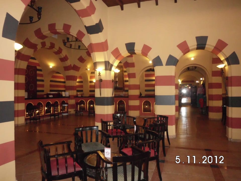 Die Lobby mit Rezeption im Hintergrund Jaz Makadi Oasis Resort