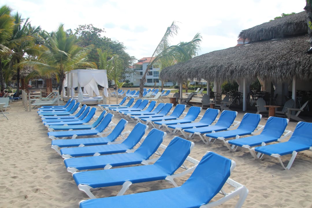 Strandliegen vor Strandlokal Viva Heavens by Wyndham - All Inclusive Resort