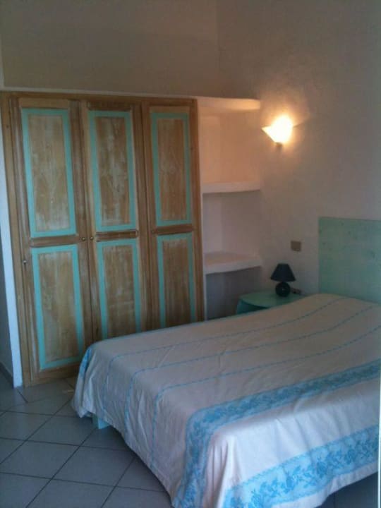 Bett und Schrank Lu Nibareddu - Aparthotel & Residence