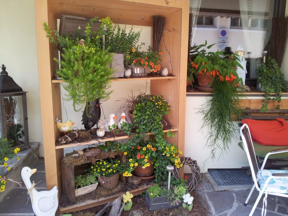 Dekoration vorm Eingang Adler Hotel-Pension