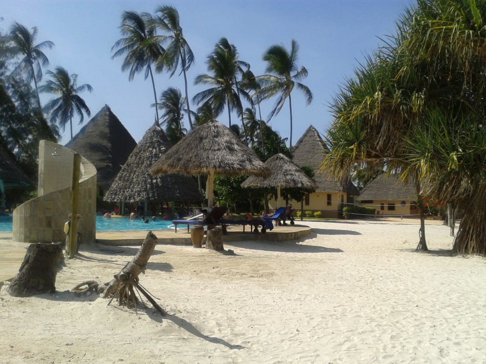 Strand und Pool gehen nahtlos ineinander über! Neptune Pwani Beach Resort & Spa