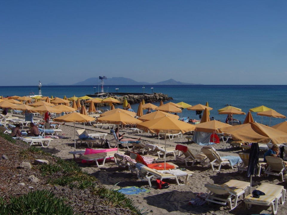 Strand und Sonnenliegen Porto Bello Beach