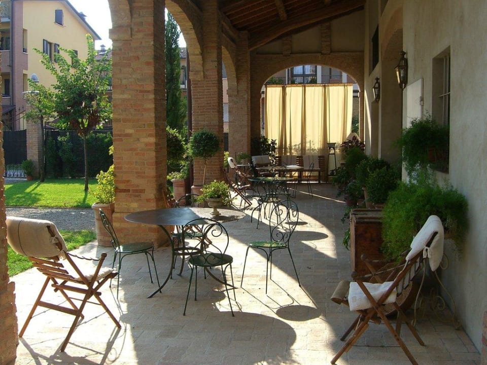 Terrasse und Frühstückstische Villino di Porporano
