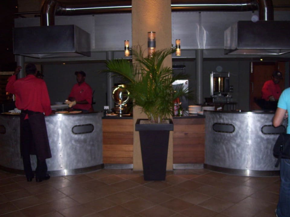 Zwei von ca 14 Essensstadtionen Mauricia Beachcomber Resort & Spa