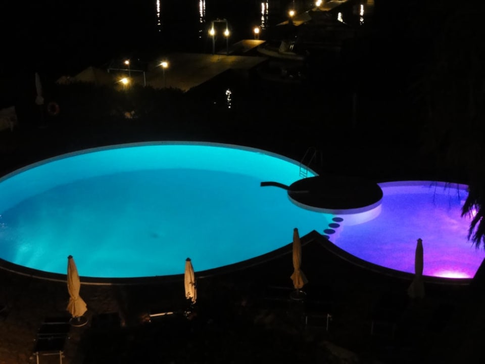 Pool bei Nacht - Farbspiel Gabbiano Azzurro Hotel & Suites