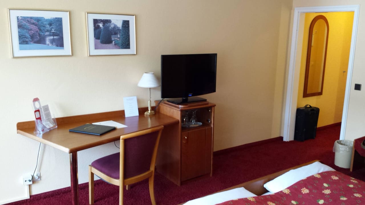 Schreibtisch / TV Hotel Kloster Hirsau