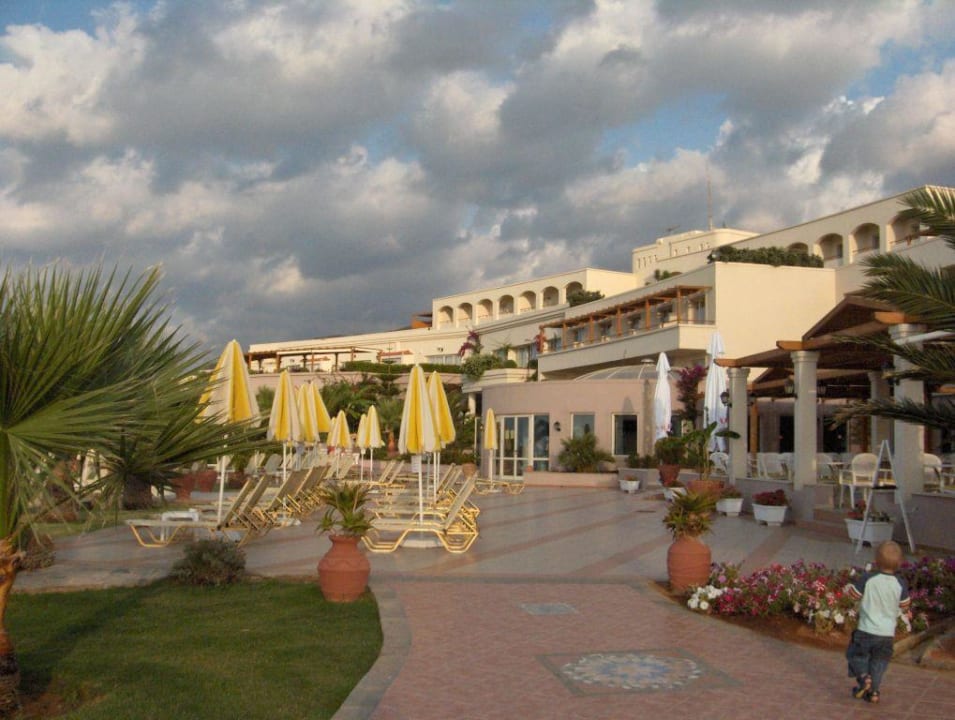 Haupthaus am Abend Iberostar Selection Creta Marine