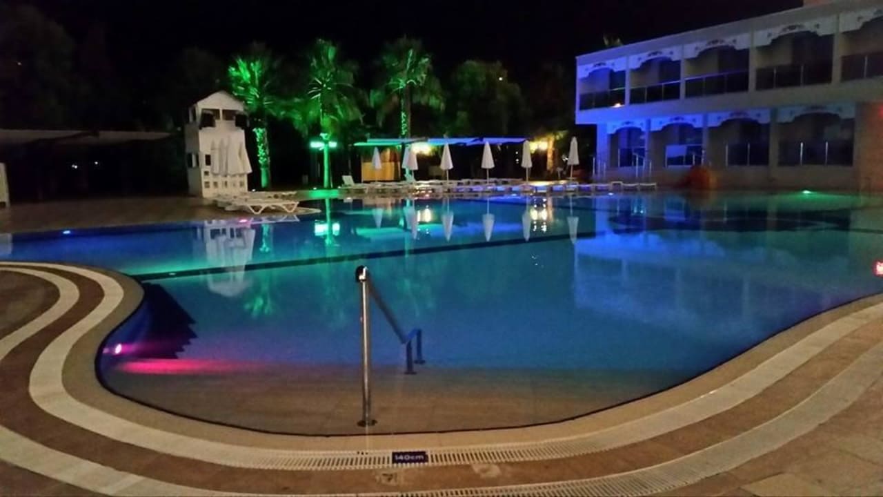 Pool bei Nacht Hotel Sultan of Side
