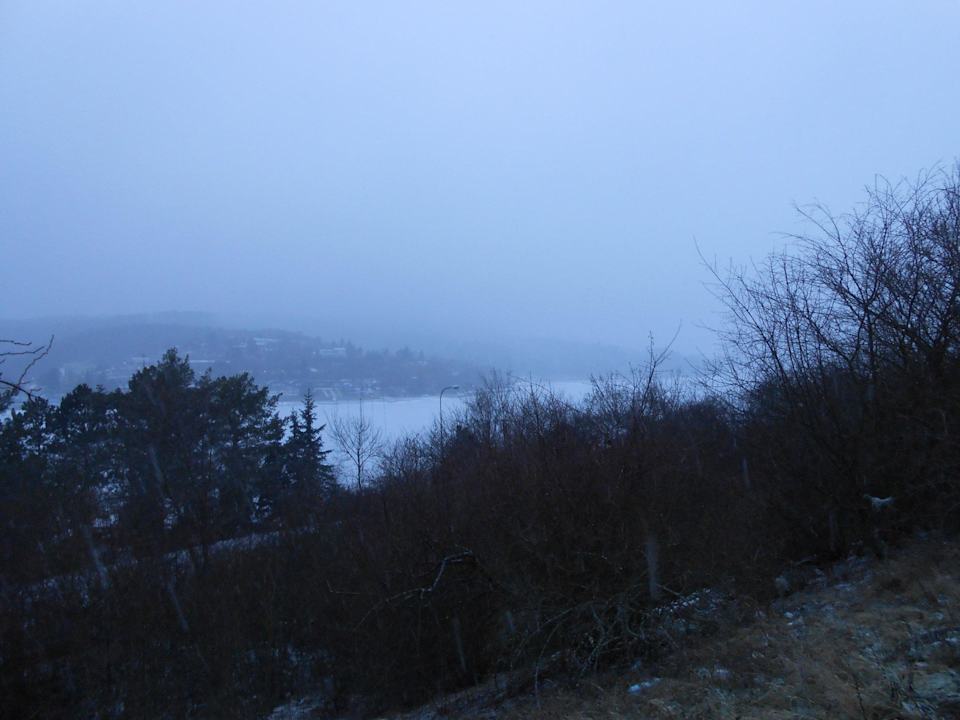 Blick vom Parkplatz auf den zugefrorenen Stausee Orea Resort Santon