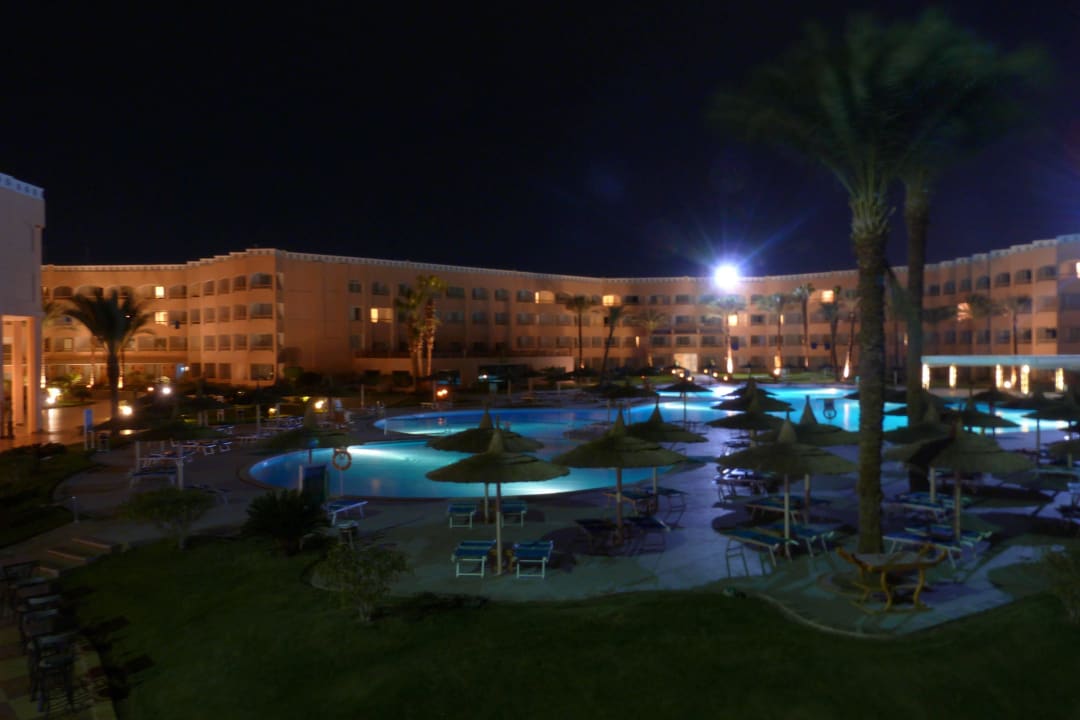 Pool und Gebäude Abends Beach Albatros Resort