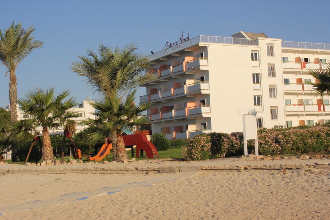 Strandblick zum Hotel Asterias Beach