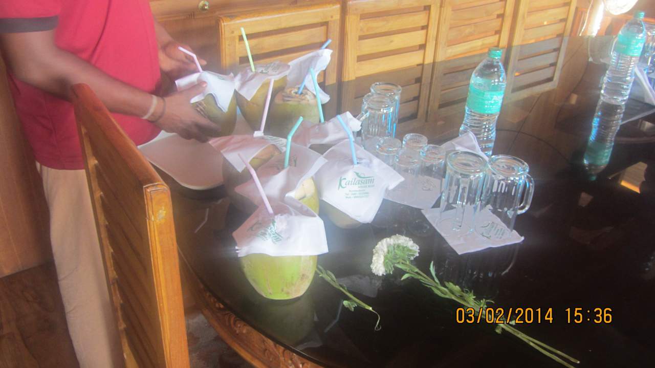 Begrüßung mit leckerer Kokosmilch Indraprastham Houseboat