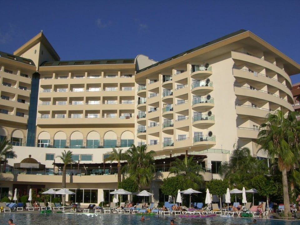 Rückansicht des Hotels am Pool Saphir Resort & Spa