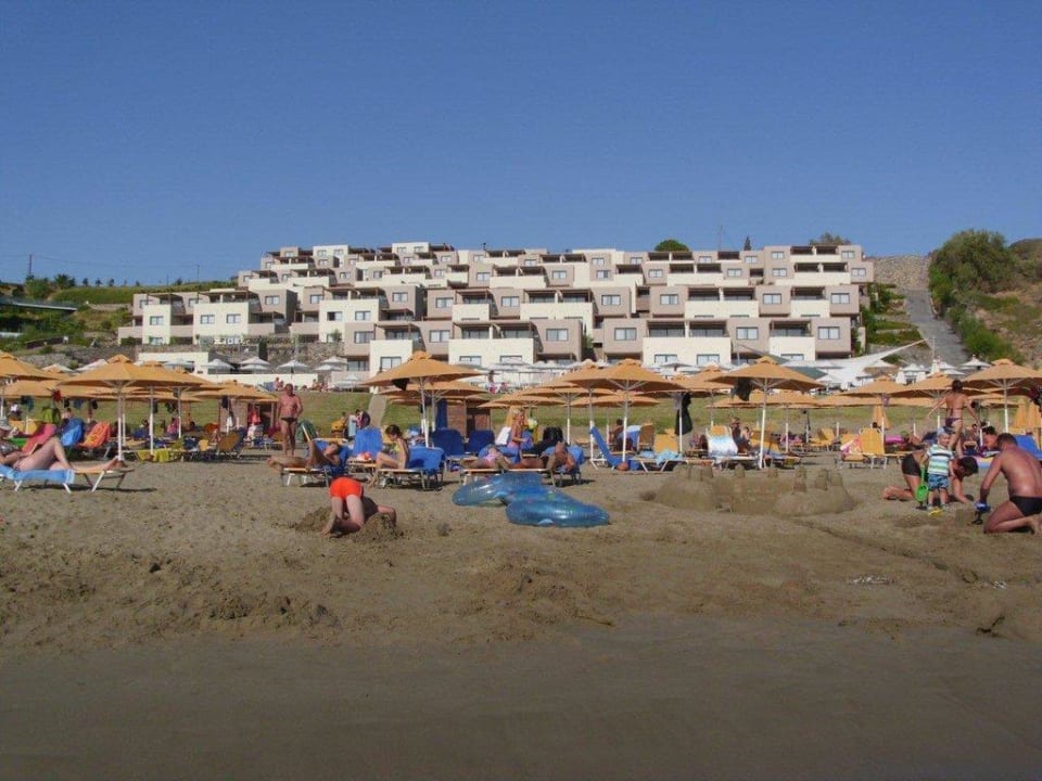 Blick vom Strand zum Hotel Atlantica Mikri Poli Crete