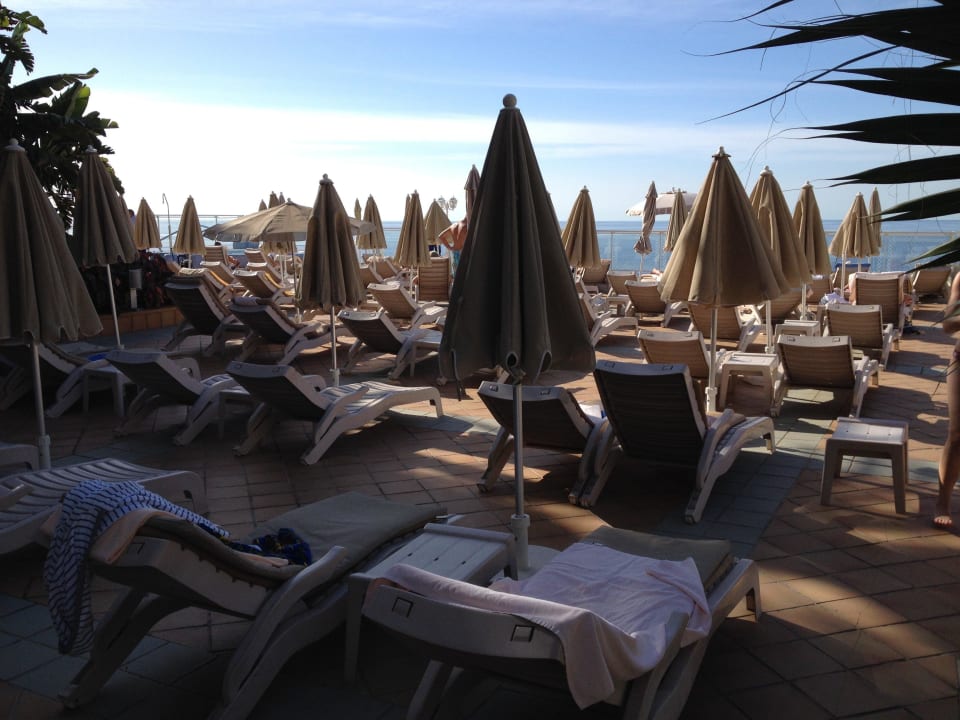 Poolanlage mit dicht gedrängten Liegen Hotel Riu Palace Jandia