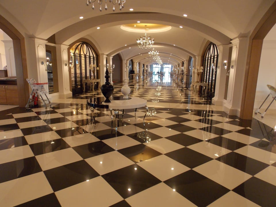 Gang im Hauptrestaurant Hotel Delphin Imperial