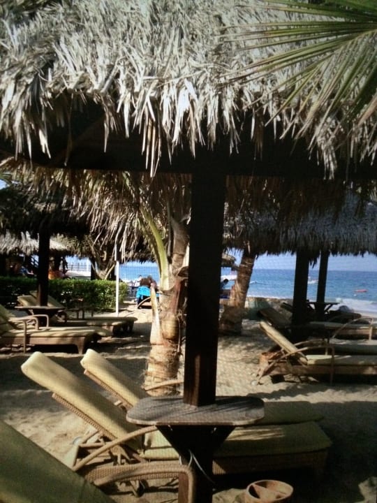 Strand mit viel Schatten Hotel Le Meridien Al Aqah Beach Resort