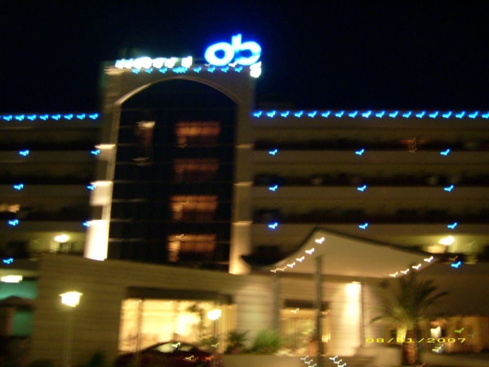 Hotel von vorne bei Nacht Olympian Bay Grand Resort