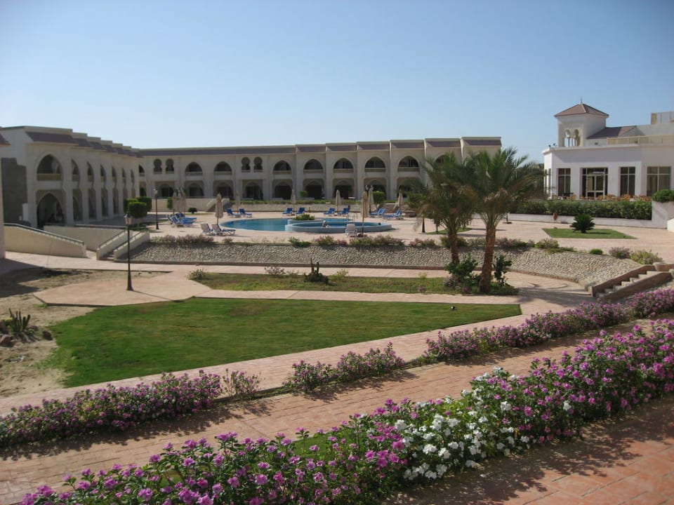 Der Innenhof am Restaurant mit kleinem Pool Old Palace Resort Sahl Hasheesh