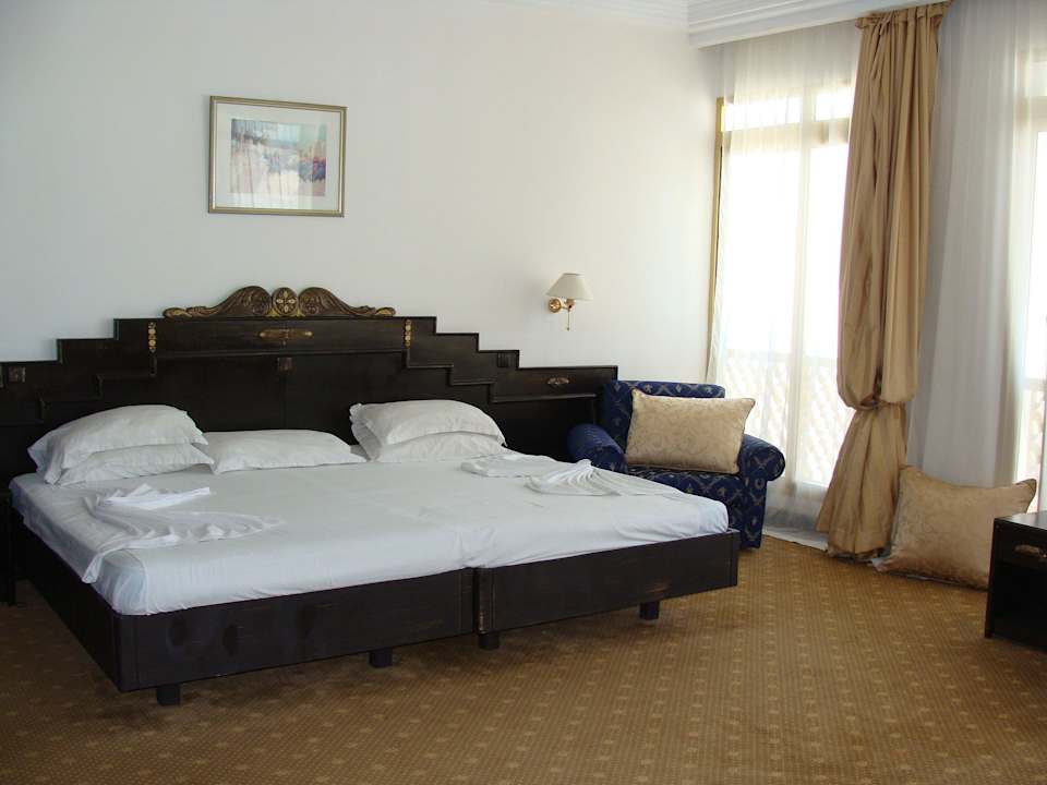 Super wielkie wygodne łoże w pokoju 524 Hotel Amir Palace