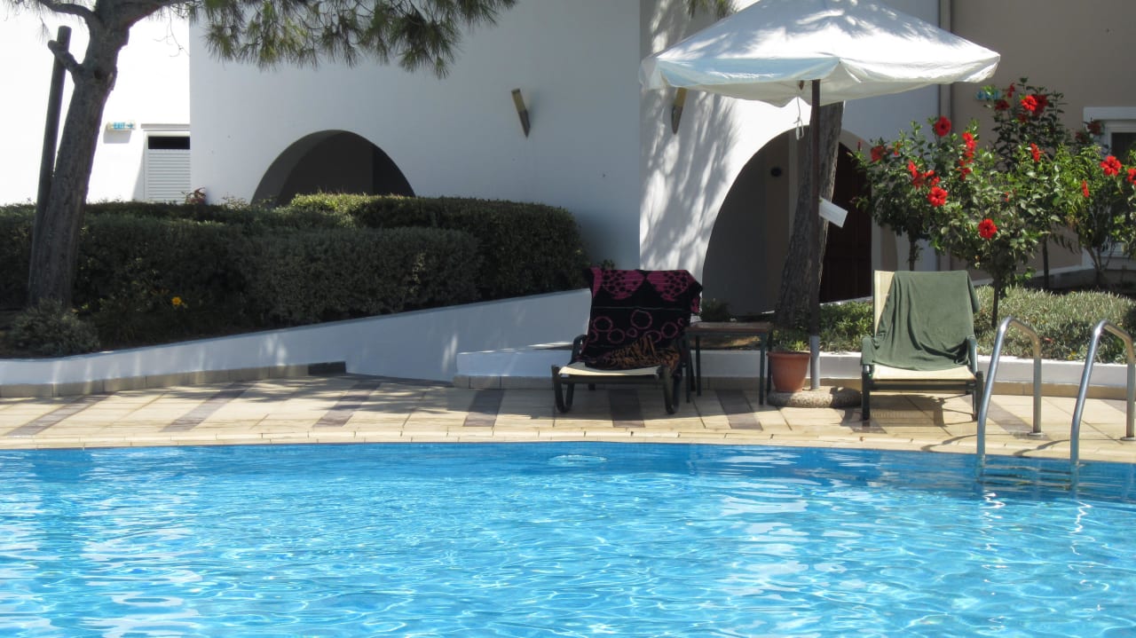 Pool vor dem Zimmer Atlantica Marmari Palace
