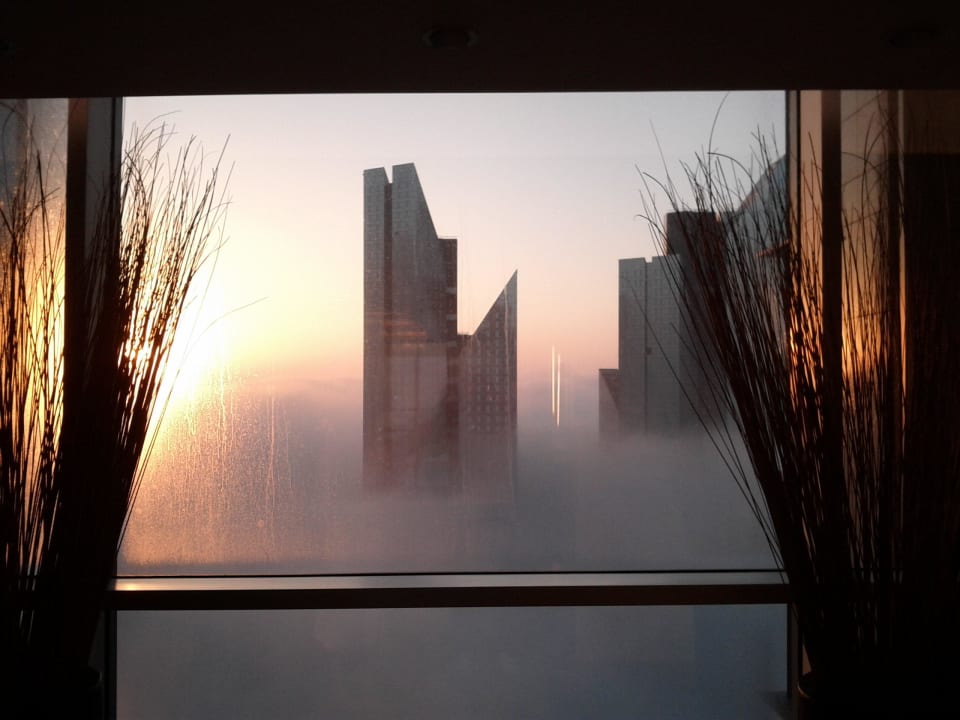 Sonnenaufgang vom 33. Stock aus gesehen Shangri-La Hotel Dubai