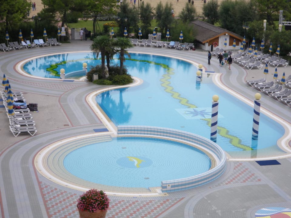 Ausblick Richtung Poolanlage Aparthotel Holiday