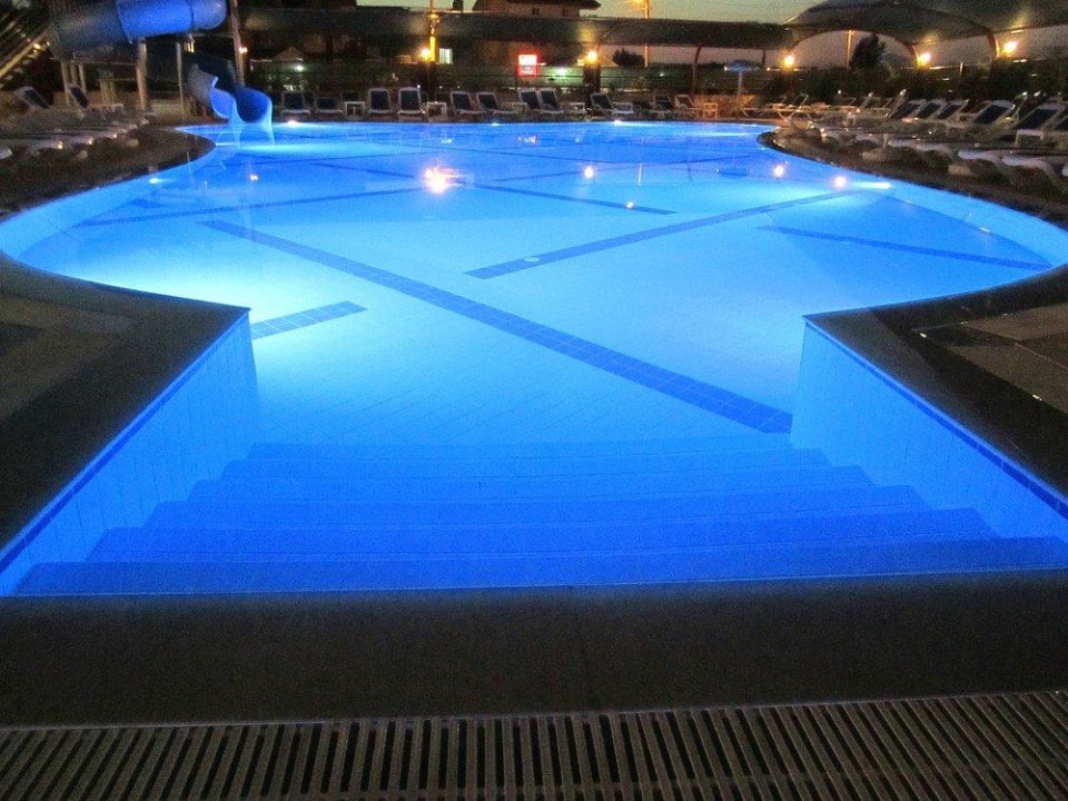 Pool in der Nacht Side West Park Hotel