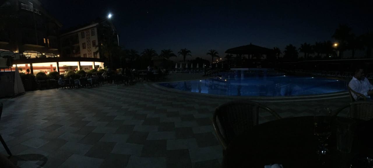 Pool und Hotel bei Nacht aussicht aus der Poolbar FUN&SUN Smart Hane Sun Hotel