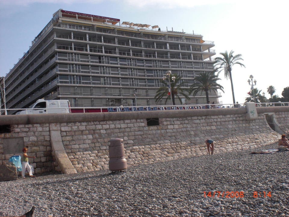 Aussicht vom Strand auf das Hotelgebäude Hotel Mercure Promenade des Anglais