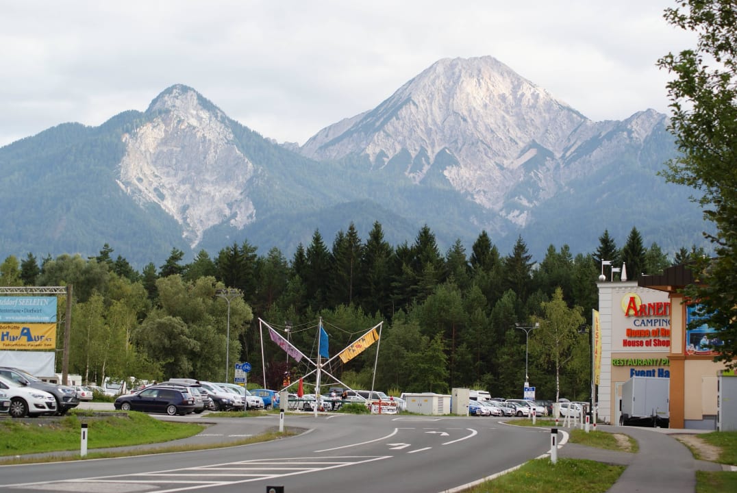Vor der Dorfeinfahrt Naturel Hoteldorf Seeleitn