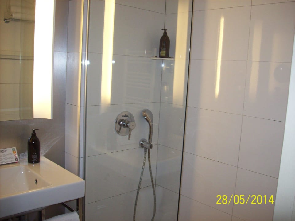 Schöne dusche und sauber Hotel Adagio La Defense Esplanade