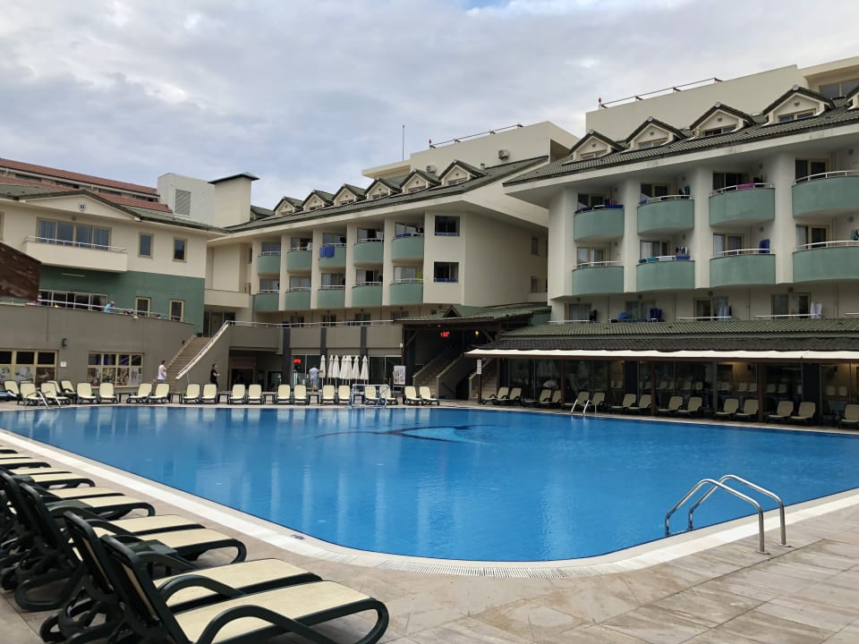 Pool Side Breeze Hotel