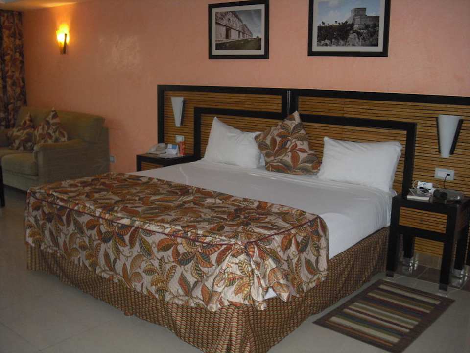 Unser rießiges Bett Sandos Playacar Beach Resort