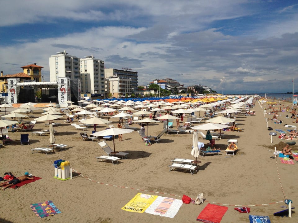 Im Hintergrund das Haupthaus Hotel Columbus Dependance