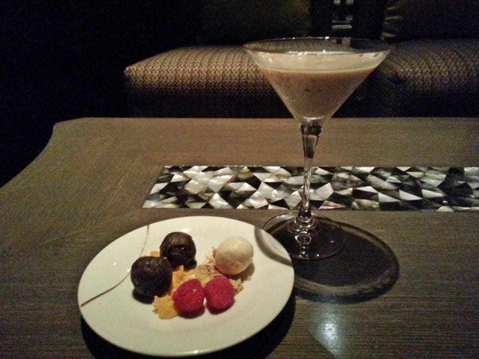 Baileys und Pralinen in der Executive Club Lounge The Leela Ambience Convention Hotel Delhi