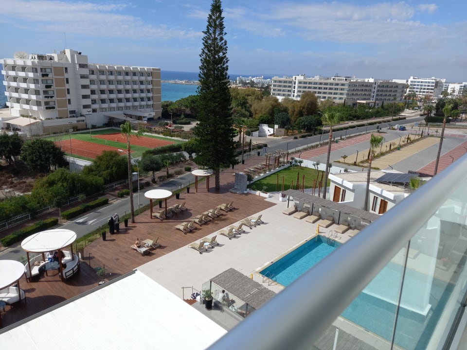 Ausblick Napa Mermaid Hotel & Suites