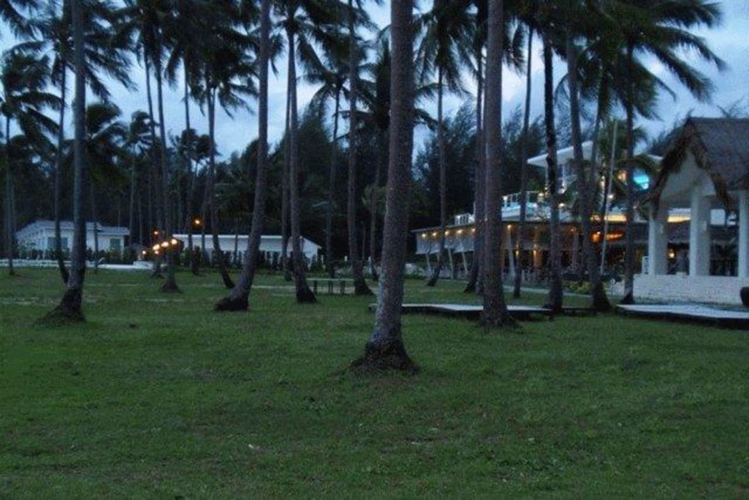 Restaurant und Pool vom Strand aus Augenommen Kantary Beach Hotel - KHAO LAK