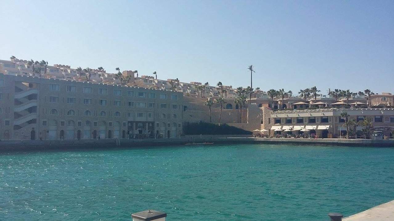 Blick von der Strandbar auf den Hafen und die Anla Pickalbatros Citadel Resort
