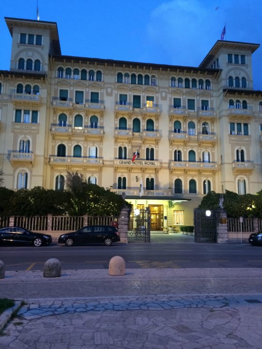 Hotelansicht abends. Grand Hotel Royal