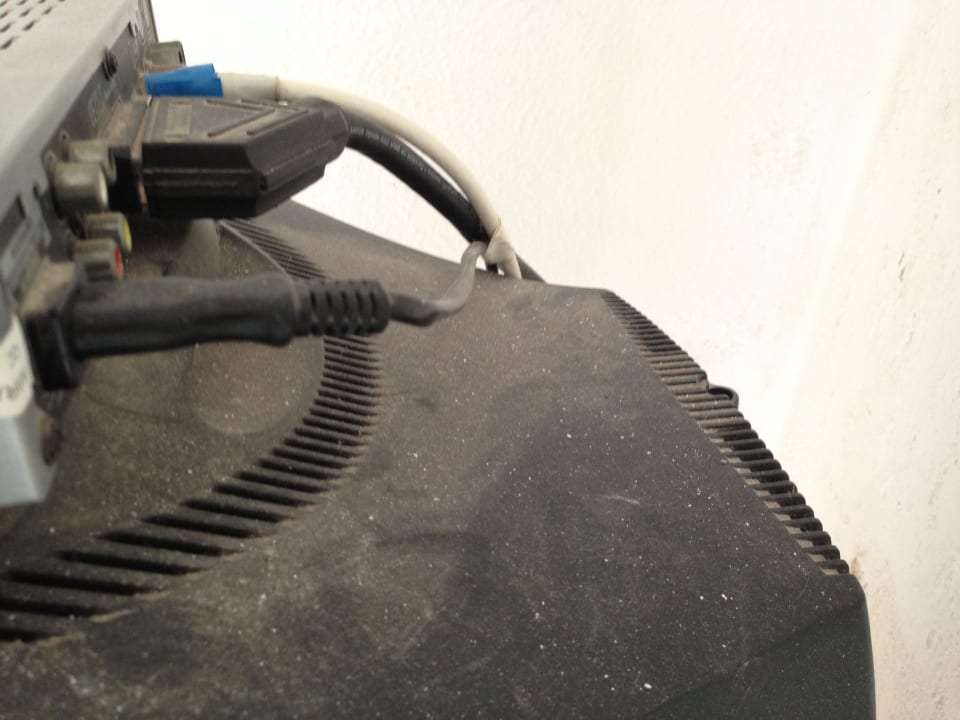 Blick auf den Mini-TV vor der Reklamation Maravilla Appartements