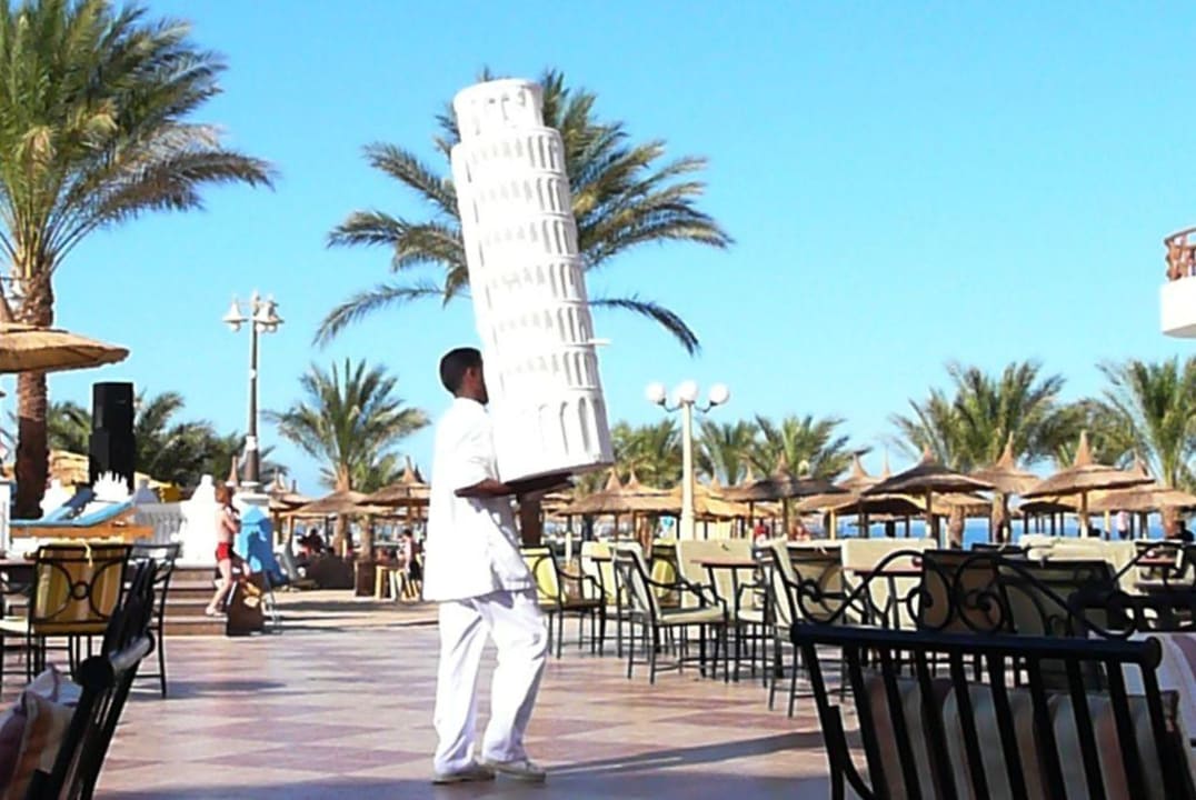 Krzywa wieża w Egipcie Beach Albatros Resort