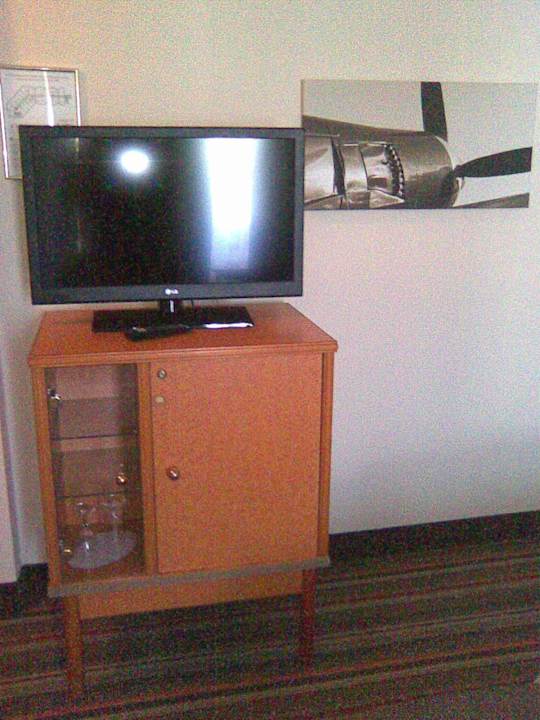 Schrank mit ausgebauter Minibar Leonardo Hotel Hamburg Airport